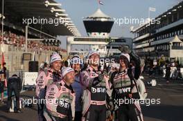 Force India Mechanics. 26.11.2017. Formula 1 World Championship, Rd 20, Abu Dhabi Grand Prix, Yas Marina Circuit, Abu Dhabi, Race Day.