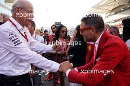 (L to R): Dr. Dieter Zetsche (GER) Daimler AG CEO with Lapo Elkann (USA) LA Holding, Italia Independent and Independent Ideas President on the grid. 26.11.2017. Formula 1 World Championship, Rd 20, Abu Dhabi Grand Prix, Yas Marina Circuit, Abu Dhabi, Race Day.