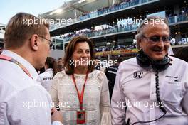 (L to R): Mika Hakkinen (FIN) with Kathy Ojjeh and Mansour Ojjeh, McLaren shareholder, on the grid. 26.11.2017. Formula 1 World Championship, Rd 20, Abu Dhabi Grand Prix, Yas Marina Circuit, Abu Dhabi, Race Day.