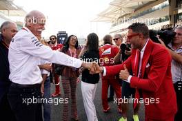 (L to R): Dr. Dieter Zetsche (GER) Daimler AG CEO with Lapo Elkann (USA) LA Holding, Italia Independent and Independent Ideas President on the grid. 26.11.2017. Formula 1 World Championship, Rd 20, Abu Dhabi Grand Prix, Yas Marina Circuit, Abu Dhabi, Race Day.