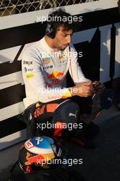 Daniel Ricciardo (AUS) Red Bull Racing RB13. 26.11.2017. Formula 1 World Championship, Rd 20, Abu Dhabi Grand Prix, Yas Marina Circuit, Abu Dhabi, Race Day.
