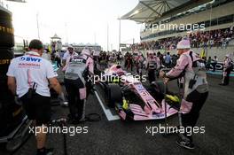 Esteban Ocon (FRA) Sahara Force India F1 VJM10 on the grid. 26.11.2017. Formula 1 World Championship, Rd 20, Abu Dhabi Grand Prix, Yas Marina Circuit, Abu Dhabi, Race Day.