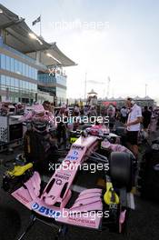 Esteban Ocon (FRA) Sahara Force India F1 VJM10 on the grid. 26.11.2017. Formula 1 World Championship, Rd 20, Abu Dhabi Grand Prix, Yas Marina Circuit, Abu Dhabi, Race Day.