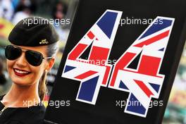 Grid girl for Lewis Hamilton (GBR) Mercedes AMG F1. 26.11.2017. Formula 1 World Championship, Rd 20, Abu Dhabi Grand Prix, Yas Marina Circuit, Abu Dhabi, Race Day.