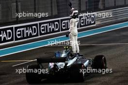Race winner Valtteri Bottas (FIN) Mercedes AMG F1 W08 celebrates in parc ferme. 26.11.2017. Formula 1 World Championship, Rd 20, Abu Dhabi Grand Prix, Yas Marina Circuit, Abu Dhabi, Race Day.