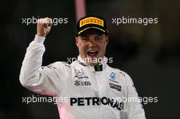 Race winner Valtteri Bottas (FIN) Mercedes AMG F1 celebrates on the podium. 26.11.2017. Formula 1 World Championship, Rd 20, Abu Dhabi Grand Prix, Yas Marina Circuit, Abu Dhabi, Race Day.