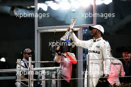 Lewis Hamilton (GBR) Mercedes AMG F1 celebrates his second position on the podium. 26.11.2017. Formula 1 World Championship, Rd 20, Abu Dhabi Grand Prix, Yas Marina Circuit, Abu Dhabi, Race Day.