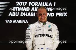 Race winner Valtteri Bottas (FIN) Mercedes AMG F1 celebrates on the podium. 26.11.2017. Formula 1 World Championship, Rd 20, Abu Dhabi Grand Prix, Yas Marina Circuit, Abu Dhabi, Race Day.