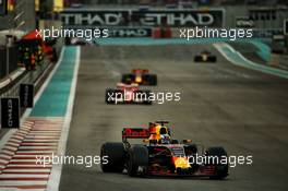 Daniel Ricciardo (AUS) Red Bull Racing RB13. 26.11.2017. Formula 1 World Championship, Rd 20, Abu Dhabi Grand Prix, Yas Marina Circuit, Abu Dhabi, Race Day.