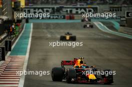 Max Verstappen (NLD) Red Bull Racing RB13. 26.11.2017. Formula 1 World Championship, Rd 20, Abu Dhabi Grand Prix, Yas Marina Circuit, Abu Dhabi, Race Day.