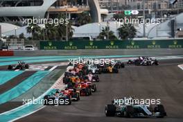 Valtteri Bottas (FIN) Mercedes AMG F1 W08 leads at the start of the race. 26.11.2017. Formula 1 World Championship, Rd 20, Abu Dhabi Grand Prix, Yas Marina Circuit, Abu Dhabi, Race Day.