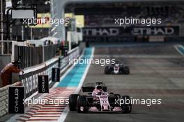 Sergio Perez (MEX) Sahara Force India F1 VJM10. 26.11.2017. Formula 1 World Championship, Rd 20, Abu Dhabi Grand Prix, Yas Marina Circuit, Abu Dhabi, Race Day.