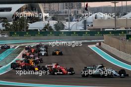 Lewis Hamilton (GBR) Mercedes AMG F1 W08 at the start of the race. 26.11.2017. Formula 1 World Championship, Rd 20, Abu Dhabi Grand Prix, Yas Marina Circuit, Abu Dhabi, Race Day.