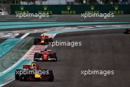 Daniel Ricciardo (AUS) Red Bull Racing RB13. 26.11.2017. Formula 1 World Championship, Rd 20, Abu Dhabi Grand Prix, Yas Marina Circuit, Abu Dhabi, Race Day.