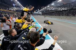 Renault F1 Team, Nico Hulkenberg (GER) Renault Sport F1 Team  26.11.2017. Formula 1 World Championship, Rd 20, Abu Dhabi Grand Prix, Yas Marina Circuit, Abu Dhabi, Race Day.