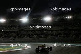 Nico Hulkenberg (GER) Renault Sport F1 Team RS17. 26.11.2017. Formula 1 World Championship, Rd 20, Abu Dhabi Grand Prix, Yas Marina Circuit, Abu Dhabi, Race Day.