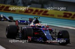 Pierre Gasly (FRA) Scuderia Toro Rosso STR12. 26.11.2017. Formula 1 World Championship, Rd 20, Abu Dhabi Grand Prix, Yas Marina Circuit, Abu Dhabi, Race Day.