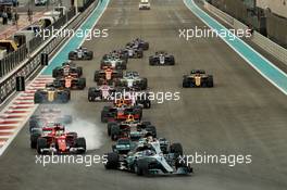 Valtteri Bottas (FIN) Mercedes AMG F1 W08 leads at the start of the race. 26.11.2017. Formula 1 World Championship, Rd 20, Abu Dhabi Grand Prix, Yas Marina Circuit, Abu Dhabi, Race Day.