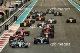 Valtteri Bottas (FIN) Mercedes AMG F1 W08 leads at the start of the race. 26.11.2017. Formula 1 World Championship, Rd 20, Abu Dhabi Grand Prix, Yas Marina Circuit, Abu Dhabi, Race Day.