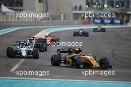 Carlos Sainz Jr (ESP) Renault Sport F1 Team RS17. 26.11.2017. Formula 1 World Championship, Rd 20, Abu Dhabi Grand Prix, Yas Marina Circuit, Abu Dhabi, Race Day.