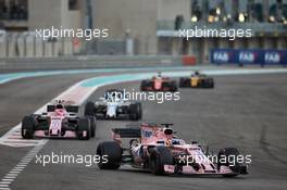 Sergio Perez (MEX) Sahara Force India F1 VJM10. 26.11.2017. Formula 1 World Championship, Rd 20, Abu Dhabi Grand Prix, Yas Marina Circuit, Abu Dhabi, Race Day.