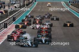 Valtteri Bottas (FIN) Mercedes AMG F1 W08 leads at the start of the race. 26.11.2017. Formula 1 World Championship, Rd 20, Abu Dhabi Grand Prix, Yas Marina Circuit, Abu Dhabi, Race Day.