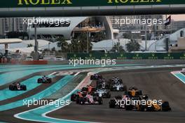 Carlos Sainz Jr (ESP) Renault Sport F1 Team RS17 at the start of the race. 26.11.2017. Formula 1 World Championship, Rd 20, Abu Dhabi Grand Prix, Yas Marina Circuit, Abu Dhabi, Race Day.