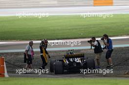 Carlos Sainz Jr (ESP) Renault Sport F1 Team RS17 retired from the race. 26.11.2017. Formula 1 World Championship, Rd 20, Abu Dhabi Grand Prix, Yas Marina Circuit, Abu Dhabi, Race Day.