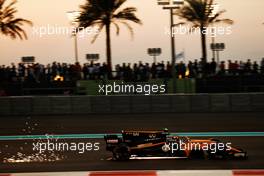 Carlos Sainz Jr (ESP) Renault Sport F1 Team RS17. 25.11.2017. Formula 1 World Championship, Rd 20, Abu Dhabi Grand Prix, Yas Marina Circuit, Abu Dhabi, Qualifying Day.