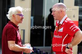 (L to R): Jacques Villeneuve (CDN) with Jock Clear (GBR) Ferrari Engineering Director. 25.11.2017. Formula 1 World Championship, Rd 20, Abu Dhabi Grand Prix, Yas Marina Circuit, Abu Dhabi, Qualifying Day.