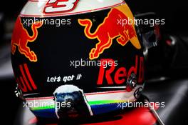 The helmet of Daniel Ricciardo (AUS) Red Bull Racing. 25.11.2017. Formula 1 World Championship, Rd 20, Abu Dhabi Grand Prix, Yas Marina Circuit, Abu Dhabi, Qualifying Day.