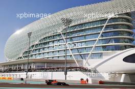 Stoffel Vandoorne (BEL) McLaren MCL32. 25.11.2017. Formula 1 World Championship, Rd 20, Abu Dhabi Grand Prix, Yas Marina Circuit, Abu Dhabi, Qualifying Day.