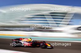 Daniel Ricciardo (AUS) Red Bull Racing RB13. 25.11.2017. Formula 1 World Championship, Rd 20, Abu Dhabi Grand Prix, Yas Marina Circuit, Abu Dhabi, Qualifying Day.