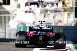 Pierre Gasly (FRA) Scuderia Toro Rosso STR12. 25.11.2017. Formula 1 World Championship, Rd 20, Abu Dhabi Grand Prix, Yas Marina Circuit, Abu Dhabi, Qualifying Day.