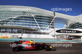 Daniel Ricciardo (AUS) Red Bull Racing RB13. 25.11.2017. Formula 1 World Championship, Rd 20, Abu Dhabi Grand Prix, Yas Marina Circuit, Abu Dhabi, Qualifying Day.