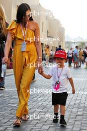 Minttu Raikkonen (FIN), wife of Kimi Raikkonen (FIN) Ferrari, with son Robin. 25.11.2017. Formula 1 World Championship, Rd 20, Abu Dhabi Grand Prix, Yas Marina Circuit, Abu Dhabi, Qualifying Day.