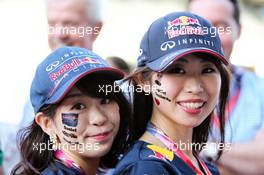 Daniel Ricciardo (AUS) Red Bull Racing fans. 25.11.2017. Formula 1 World Championship, Rd 20, Abu Dhabi Grand Prix, Yas Marina Circuit, Abu Dhabi, Qualifying Day.