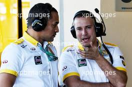 Francois Puentes (GRA) Renault Sport F1 Team Head of Marketing Services (Left). 25.11.2017. Formula 1 World Championship, Rd 20, Abu Dhabi Grand Prix, Yas Marina Circuit, Abu Dhabi, Qualifying Day.