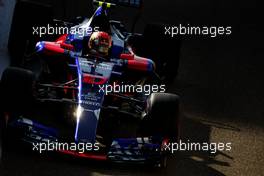 Pierre Gasly (FRA), Scuderia Toro Rosso  25.11.2017. Formula 1 World Championship, Rd 20, Abu Dhabi Grand Prix, Yas Marina Circuit, Abu Dhabi, Qualifying Day.