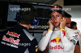 Brendon Hartley (NZL) Scuderia Toro Rosso. 25.11.2017. Formula 1 World Championship, Rd 20, Abu Dhabi Grand Prix, Yas Marina Circuit, Abu Dhabi, Qualifying Day.