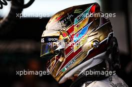 Lewis Hamilton (GBR) Mercedes AMG F1. 25.11.2017. Formula 1 World Championship, Rd 20, Abu Dhabi Grand Prix, Yas Marina Circuit, Abu Dhabi, Qualifying Day.