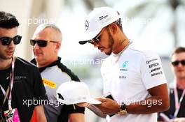Lewis Hamilton (GBR) Mercedes AMG F1. 25.11.2017. Formula 1 World Championship, Rd 20, Abu Dhabi Grand Prix, Yas Marina Circuit, Abu Dhabi, Qualifying Day.