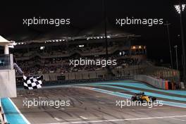 Nico Hulkenberg (GER) Renault Sport F1 Team RS17 takes the chequered flag at the end of the session. 25.11.2017. Formula 1 World Championship, Rd 20, Abu Dhabi Grand Prix, Yas Marina Circuit, Abu Dhabi, Qualifying Day.