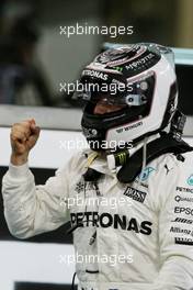 Valtteri Bottas (FIN) Mercedes AMG F1 celebrates his pole position in qualifying parc ferme. 25.11.2017. Formula 1 World Championship, Rd 20, Abu Dhabi Grand Prix, Yas Marina Circuit, Abu Dhabi, Qualifying Day.