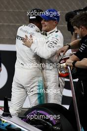 Valtteri Bottas (FIN) Mercedes AMG F1 (Right) celebrates his pole position with team mate Lewis Hamilton (GBR) Mercedes AMG F1 in qualifying parc ferme. 25.11.2017. Formula 1 World Championship, Rd 20, Abu Dhabi Grand Prix, Yas Marina Circuit, Abu Dhabi, Qualifying Day.