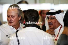 (L to R): mopj with Zak Brown (USA) McLaren Executive Director and Sheikh Mohammed bin Essa Al Khalifa (BRN) CEO of the Bahrain Economic Development Board and McLaren Shareholder. 25.11.2017. Formula 1 World Championship, Rd 20, Abu Dhabi Grand Prix, Yas Marina Circuit, Abu Dhabi, Qualifying Day.
