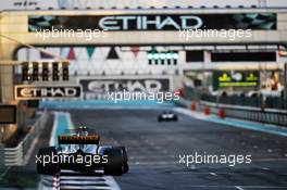 Carlos Sainz Jr (ESP) Renault Sport F1 Team RS17. 25.11.2017. Formula 1 World Championship, Rd 20, Abu Dhabi Grand Prix, Yas Marina Circuit, Abu Dhabi, Qualifying Day.