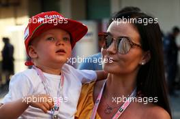 Minttu Raikkonen (FIN) with her son Robin. 25.11.2017. Formula 1 World Championship, Rd 20, Abu Dhabi Grand Prix, Yas Marina Circuit, Abu Dhabi, Qualifying Day.