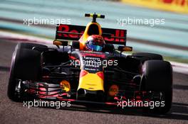Max Verstappen (NLD) Red Bull Racing RB13. 25.11.2017. Formula 1 World Championship, Rd 20, Abu Dhabi Grand Prix, Yas Marina Circuit, Abu Dhabi, Qualifying Day.