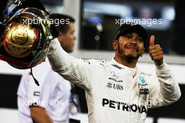 Lewis Hamilton (GBR) Mercedes AMG F1 celebrates his second position in qualifying parc ferme. 25.11.2017. Formula 1 World Championship, Rd 20, Abu Dhabi Grand Prix, Yas Marina Circuit, Abu Dhabi, Qualifying Day.
